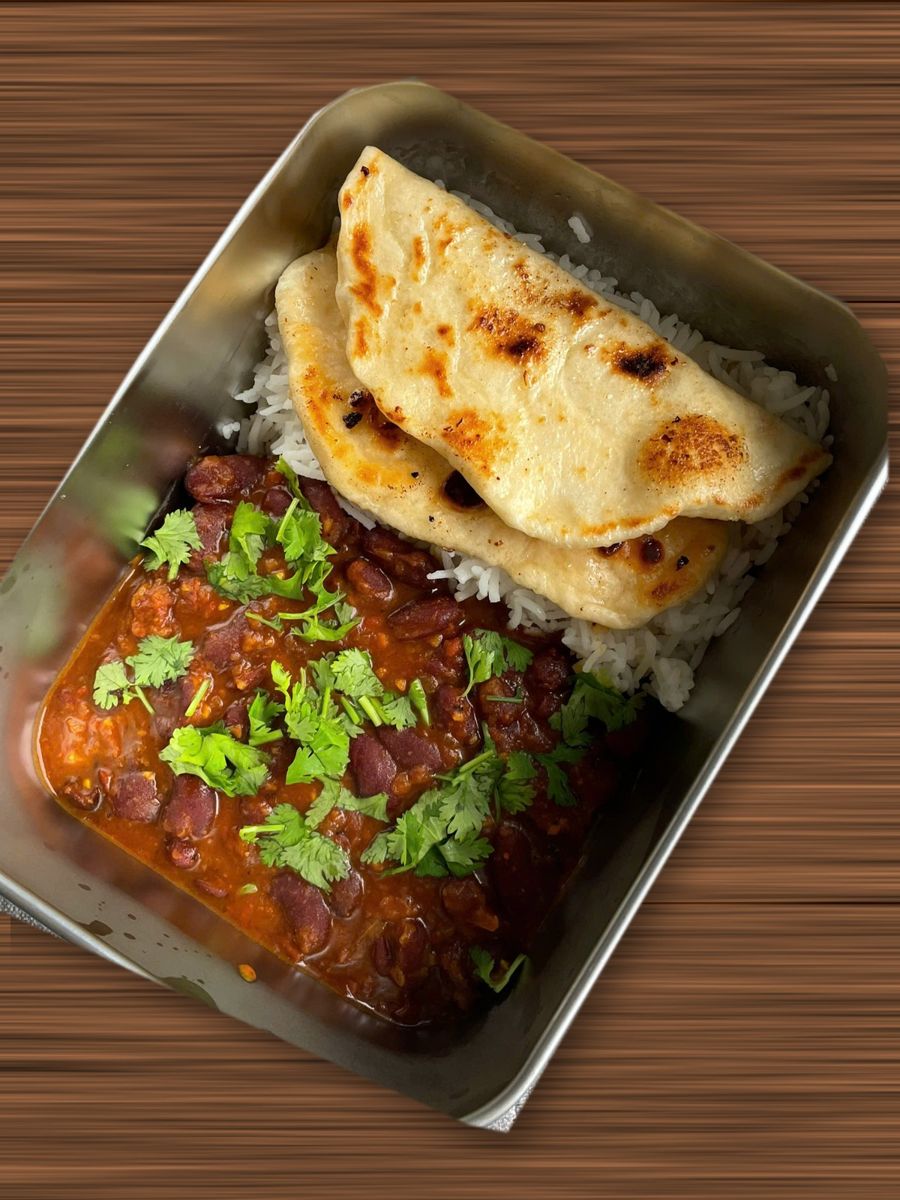 Raja Masala with rice and naan